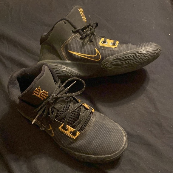 NIKE Kyrie Flytrap 4 Black and Gold metallic athletic shoes. - Picture 5 of 6